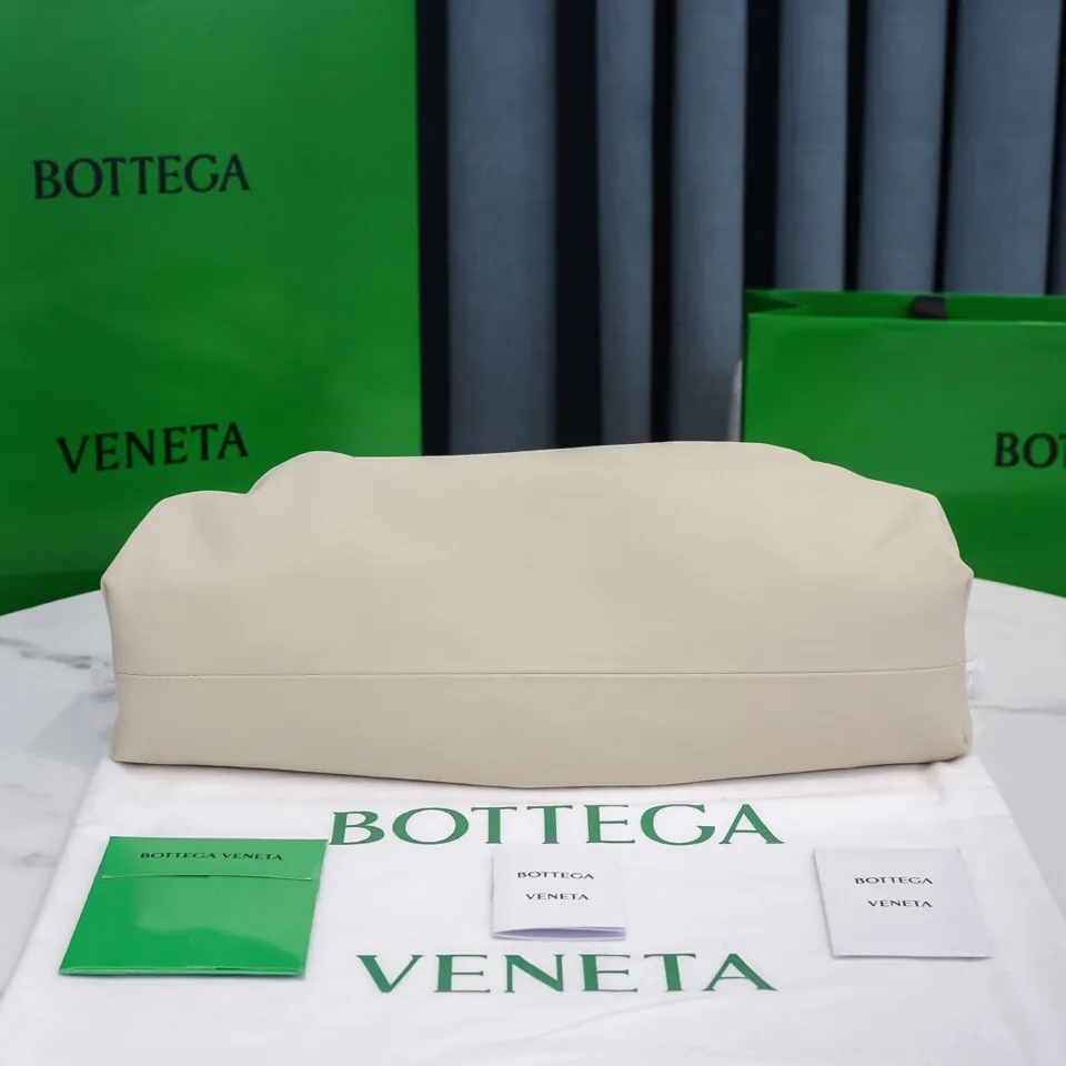 Batch 1660 Bottega Veneta cloud bag ☁️POUCH series original plain calfskin, super low-key and attractive, soft and casual, major Internet celebrity bloggers are crazy about calling it fashionable and classy, ​​lazy and intellectual Large size: 38x20x8.5cm (large cloud plain) off-white